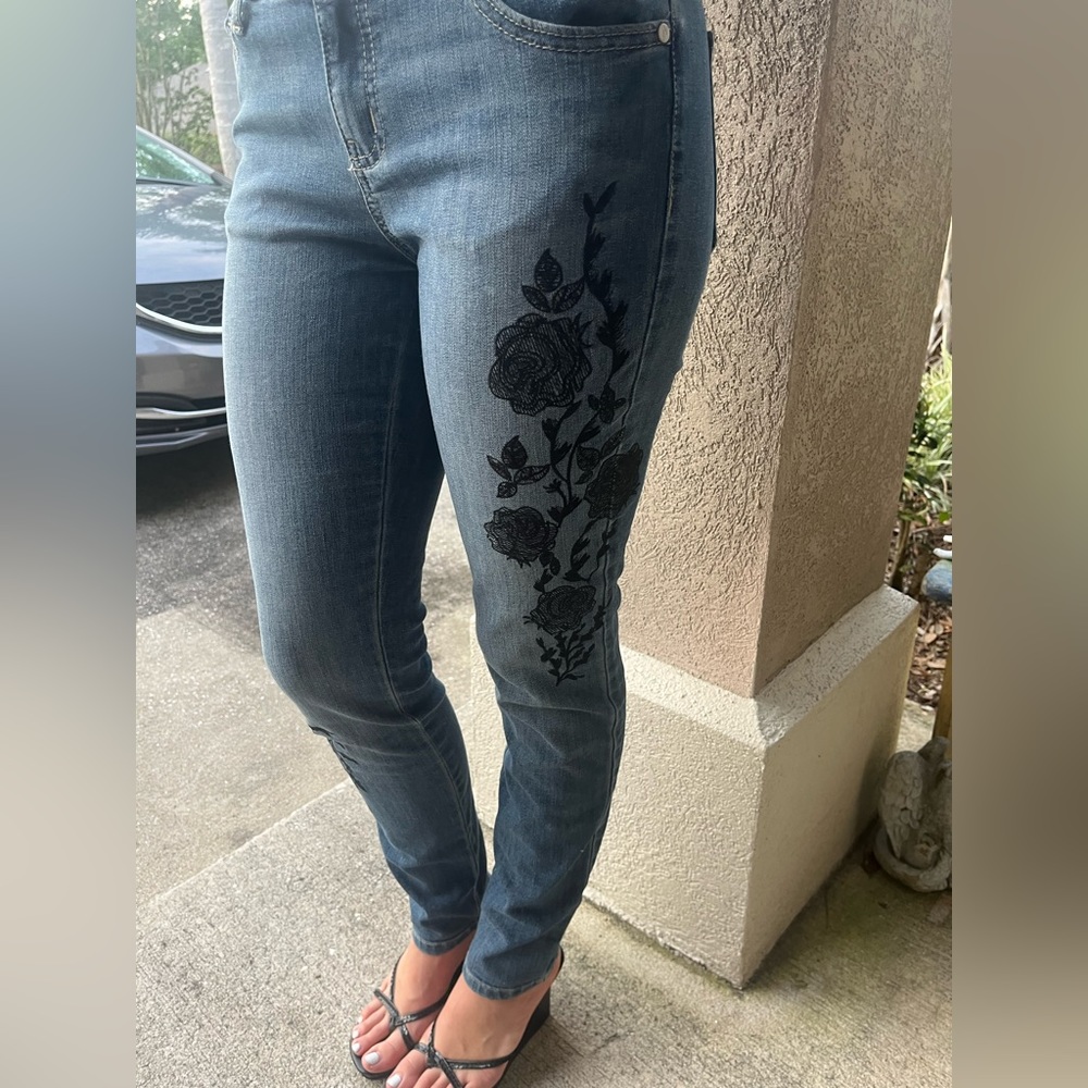 Cute Simply Vera Vera Wang jeans. Skinny. Embroidered. Size 2